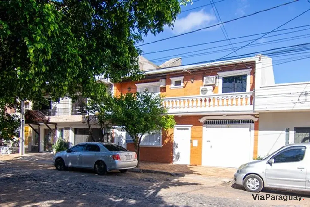 Casa à venda com piscina em Bernardino Caballero, Assunção