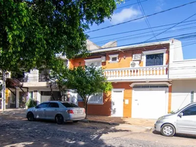 Casa à venda com piscina em Bernardino Caballero, Assunção
