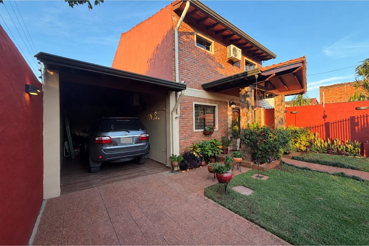 Casa à venda com piscina em Bernardino Caballero