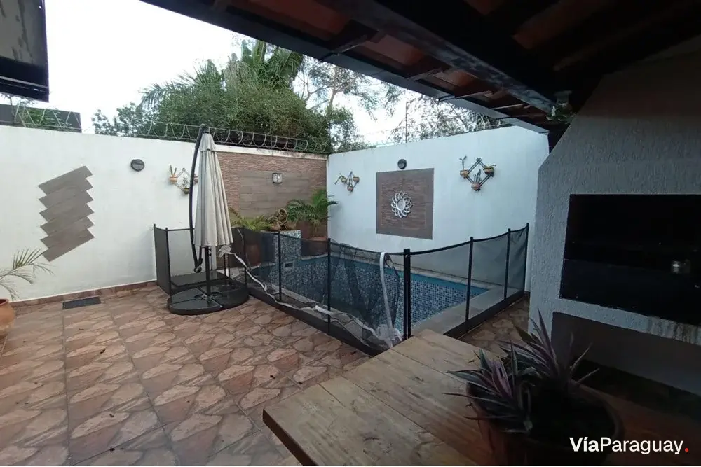House for sale with pool in gated community, Capiatá