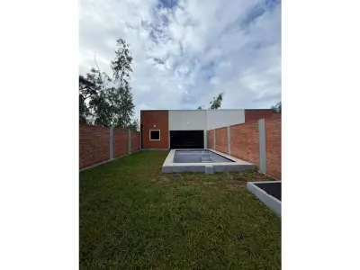 Casa à venda com piscina em Hugua Hu, Ypacaraí