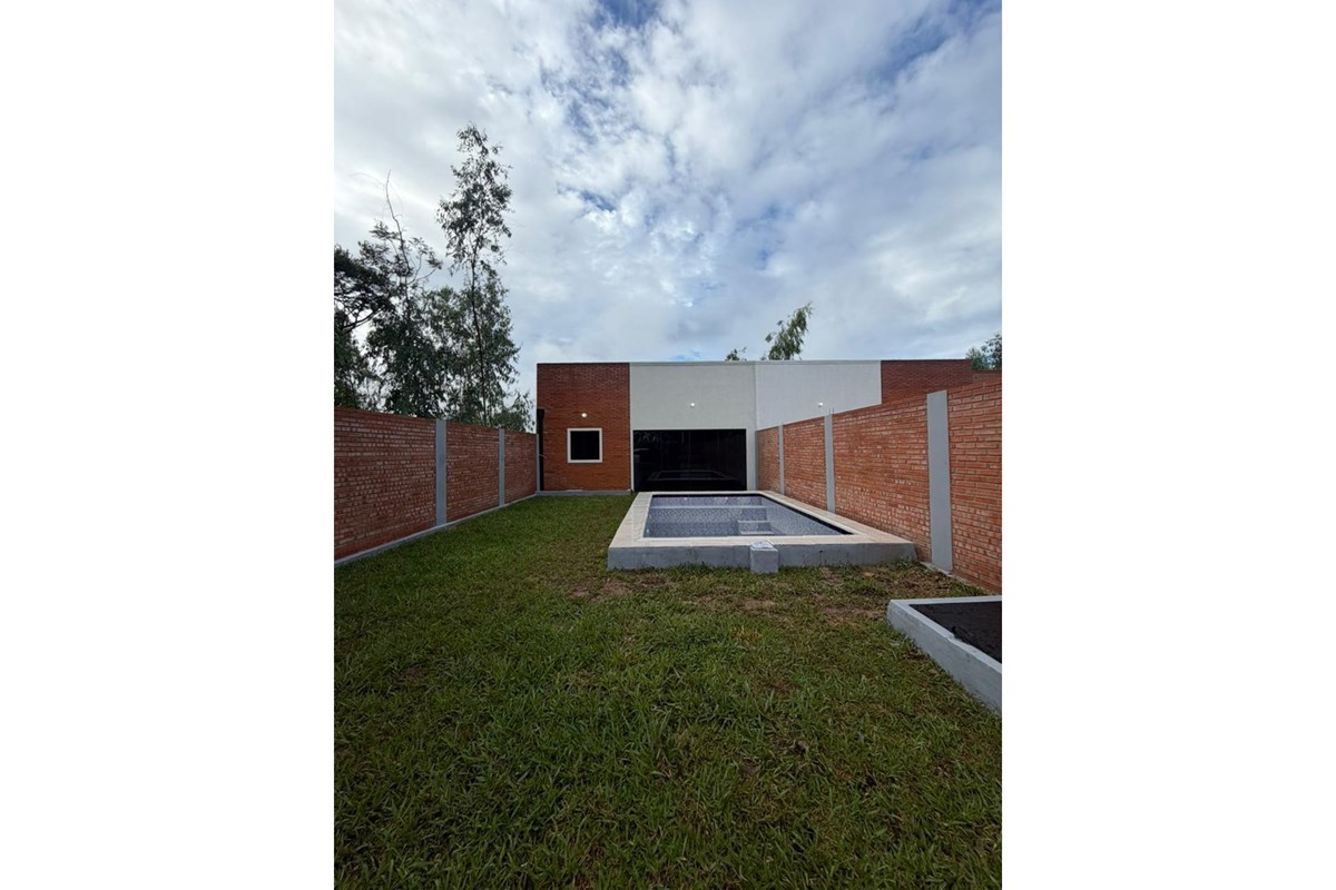 Casa en venta con piscina en Hugua Hu, Ypacaraí