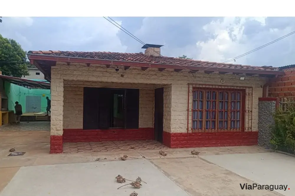 Casa à venda com piscina em La Colina, Itauguá