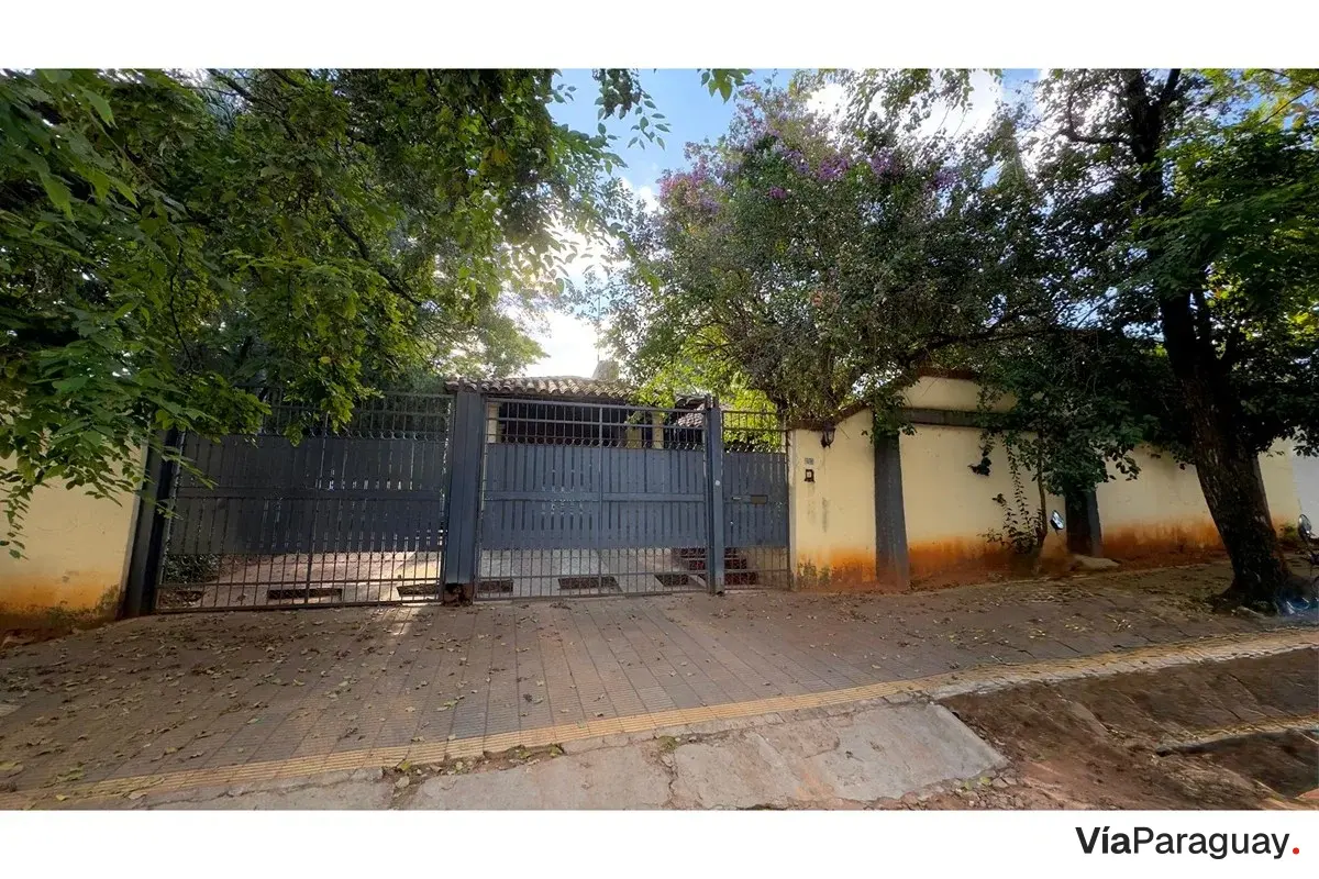 Casa en venta con piscina en La Victoria, Lambaré