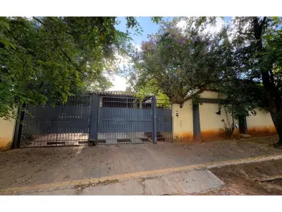 Casa en venta con piscina en La Victoria, Lambaré