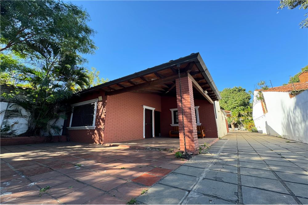 Casa en venta con piscina en Lambaré, barrio Pilar