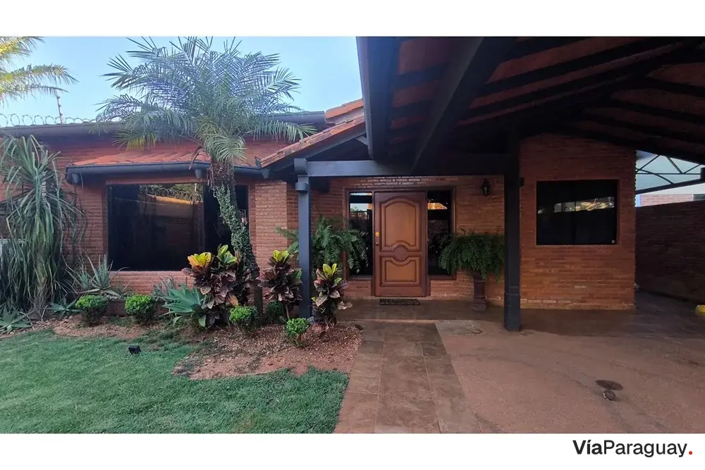 Casa à venda com piscina em Laurelty, Luque