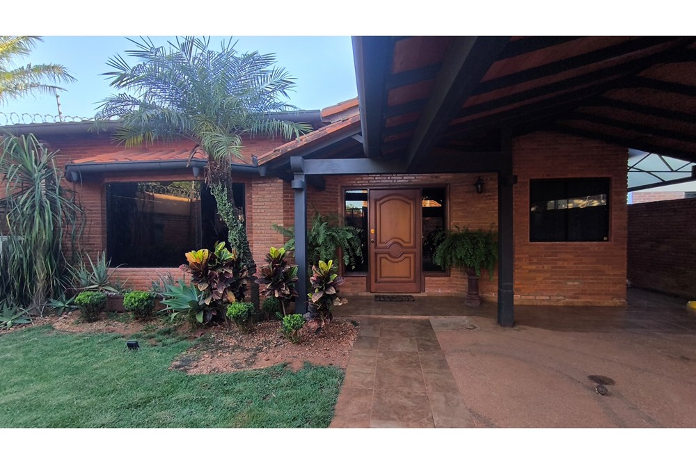 Casa à venda com piscina em Laurelty, Luque