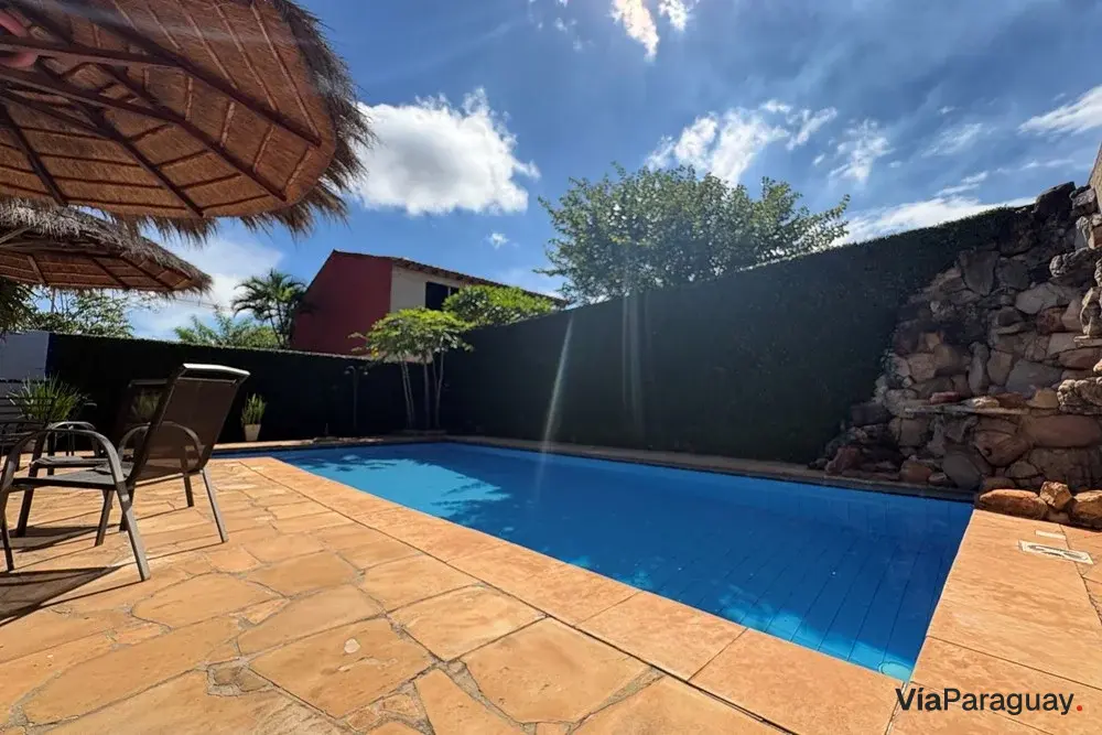 House for sale with pool in Loma Pytá, Asunción