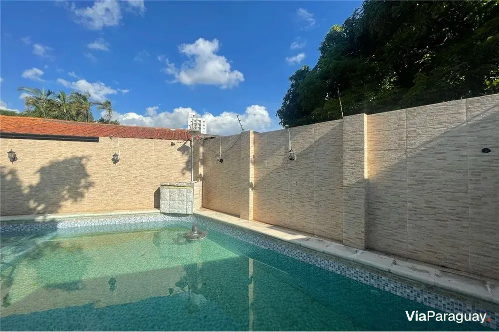Casa en venta con piscina en Loma Pytá, Asunción