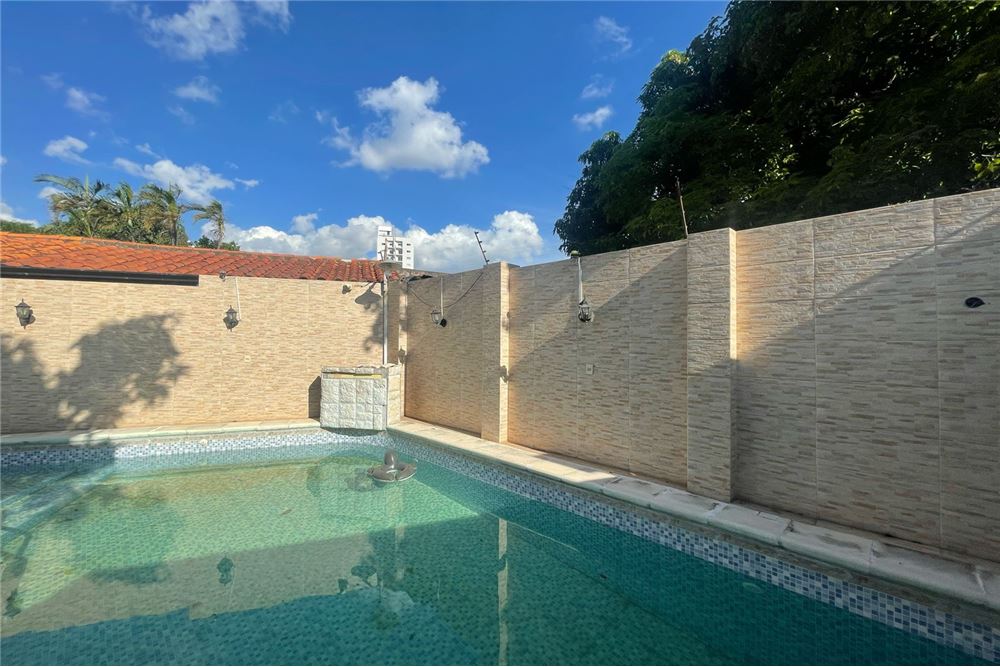 Casa en venta con piscina en Loma Pytá, Asunción