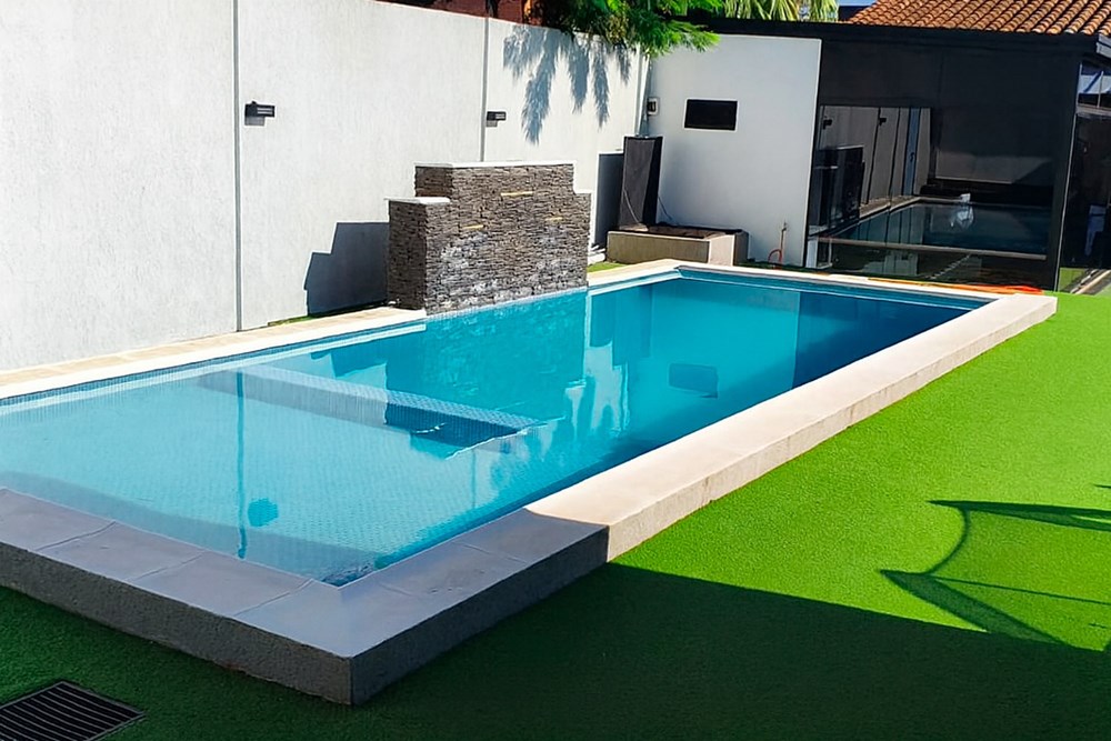 Casa à venda com piscina em Los Laureles, Assunção