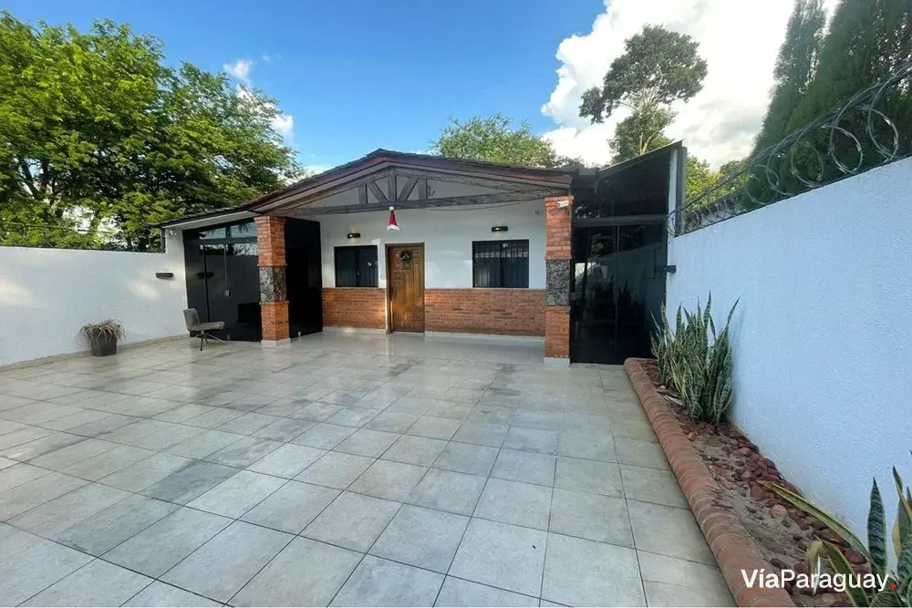 Casa en venta con piscina en Luque, Marin Ka'aguy