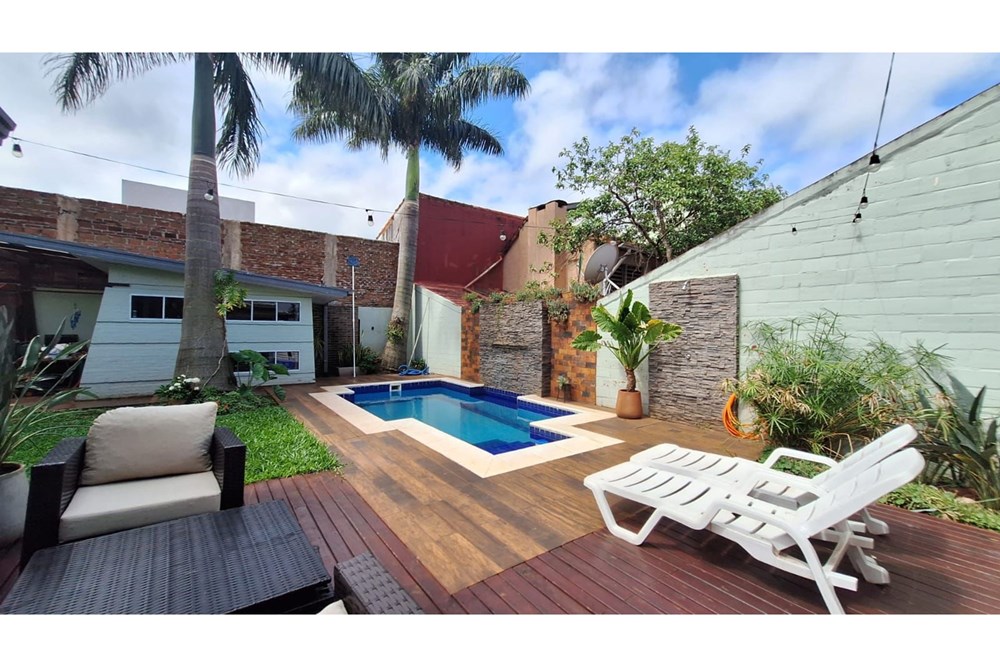 Casa en venta con piscina y jardín en Encarnación