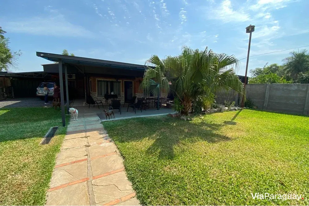 Casa à venda com piscina e quincho em Mariano Roque Alonso