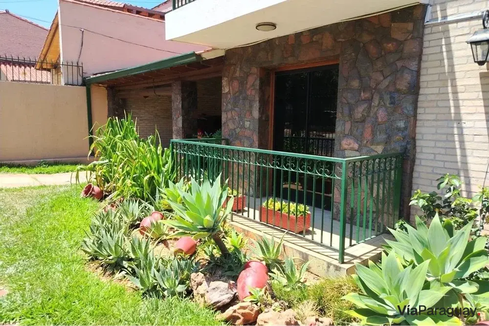 House for sale with pool and barbecue area in Nazareth, Asunción