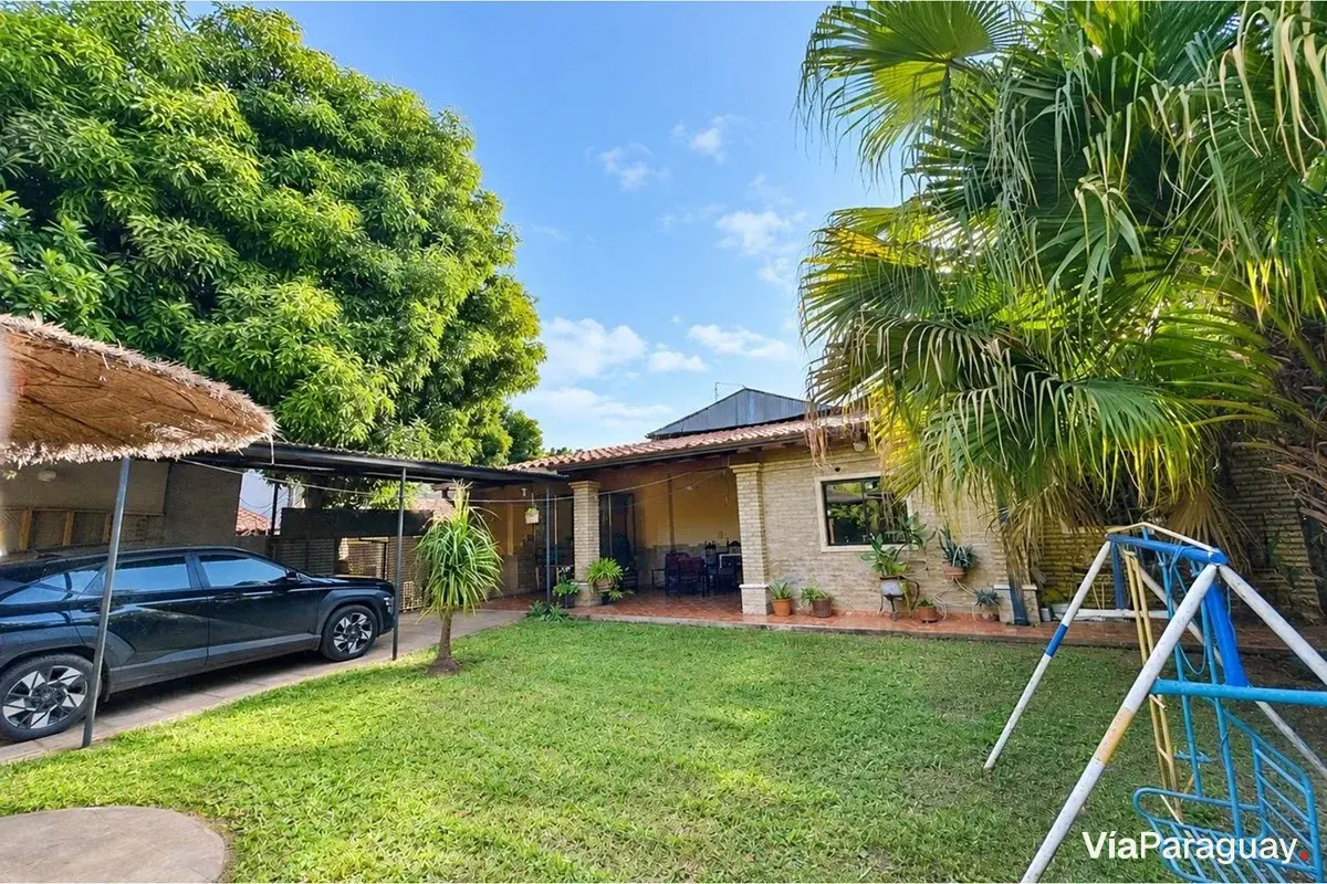 Casa à venda com piscina e quincho em Ñemby