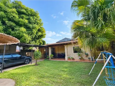 Casa à venda com piscina e quincho em Ñemby