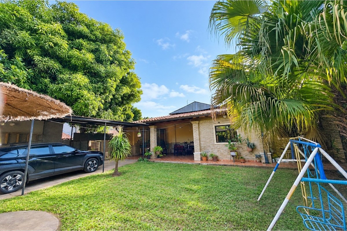 House for sale with pool and quincho in Ñemby