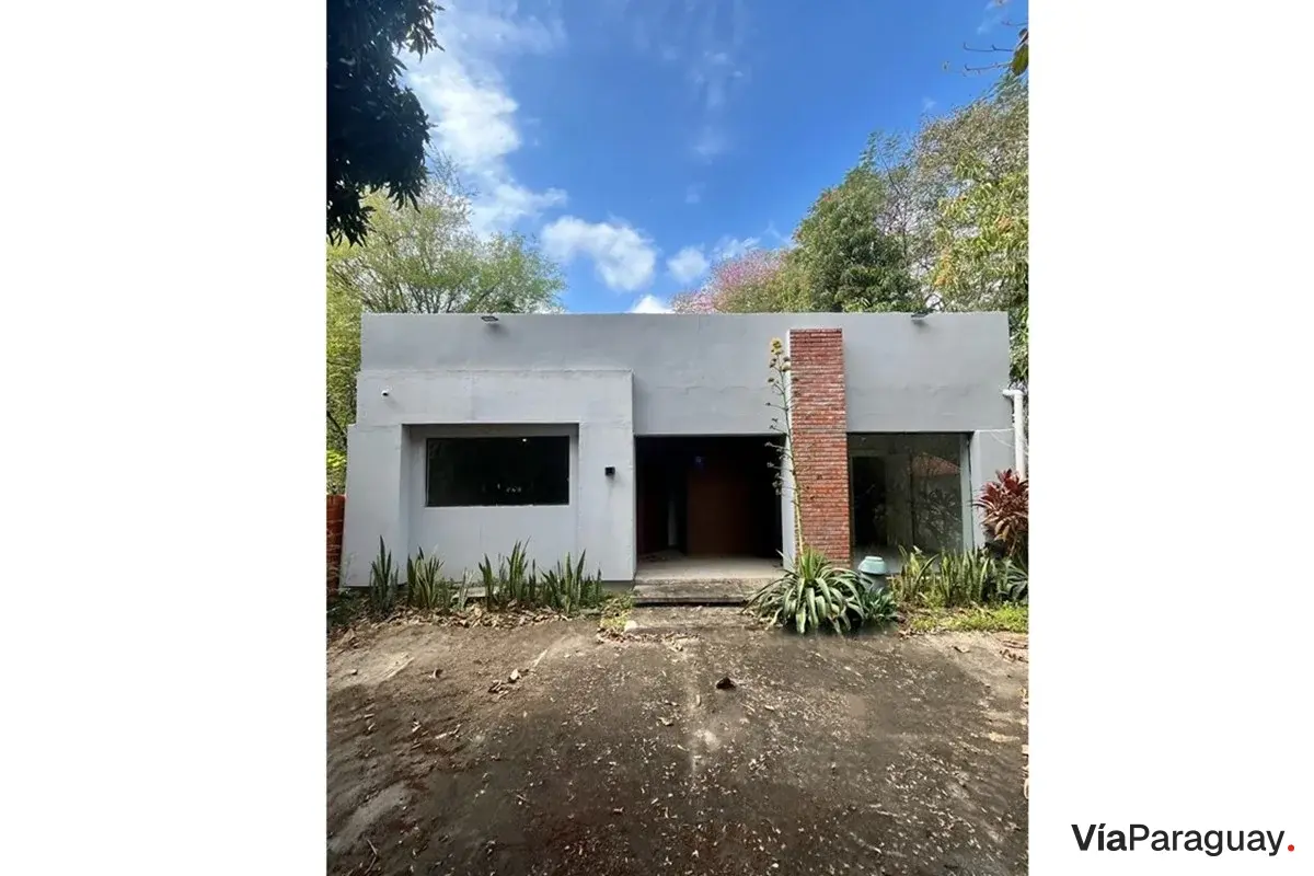 Casa à venda com piscina e vista para o rio em Villeta