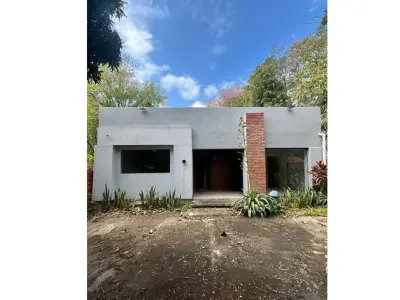 Casa à venda com piscina e vista para o rio em Villeta