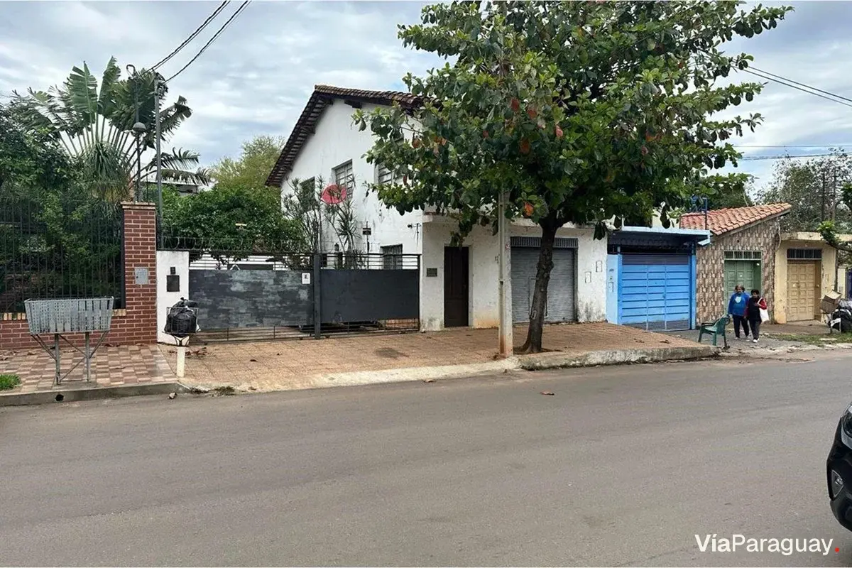 Casa en venta con salón comercial en Barrio Hipódromo