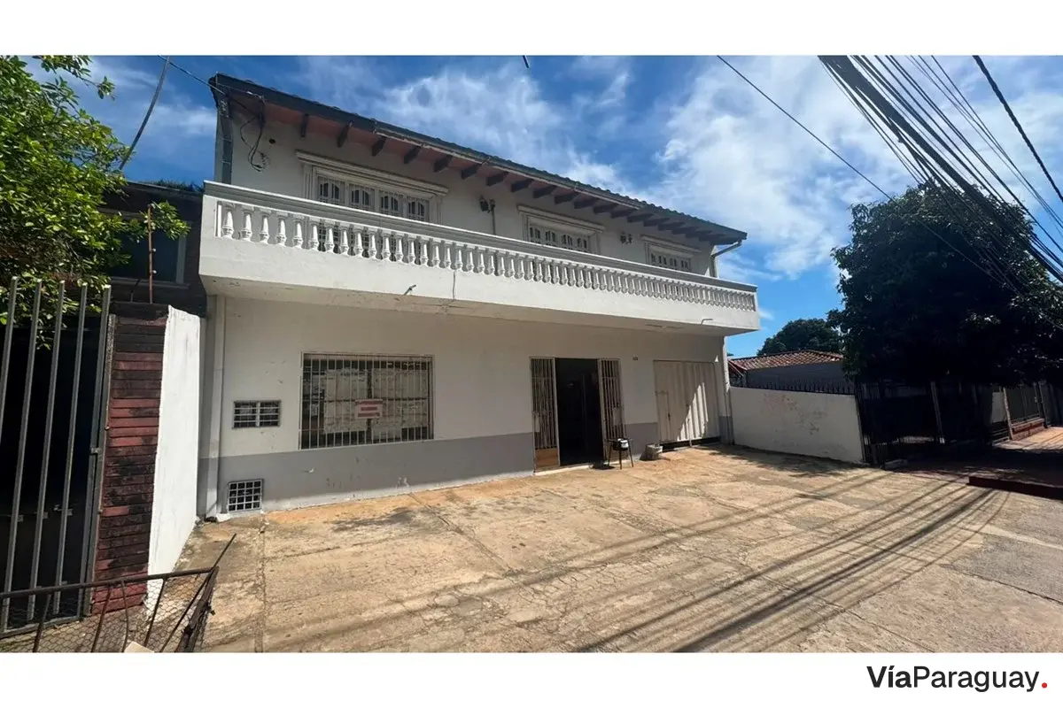 Casa en venta con salón comercial en Fernando de la Mora