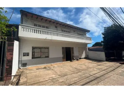 Casa en venta con salón comercial en Fernando de la Mora