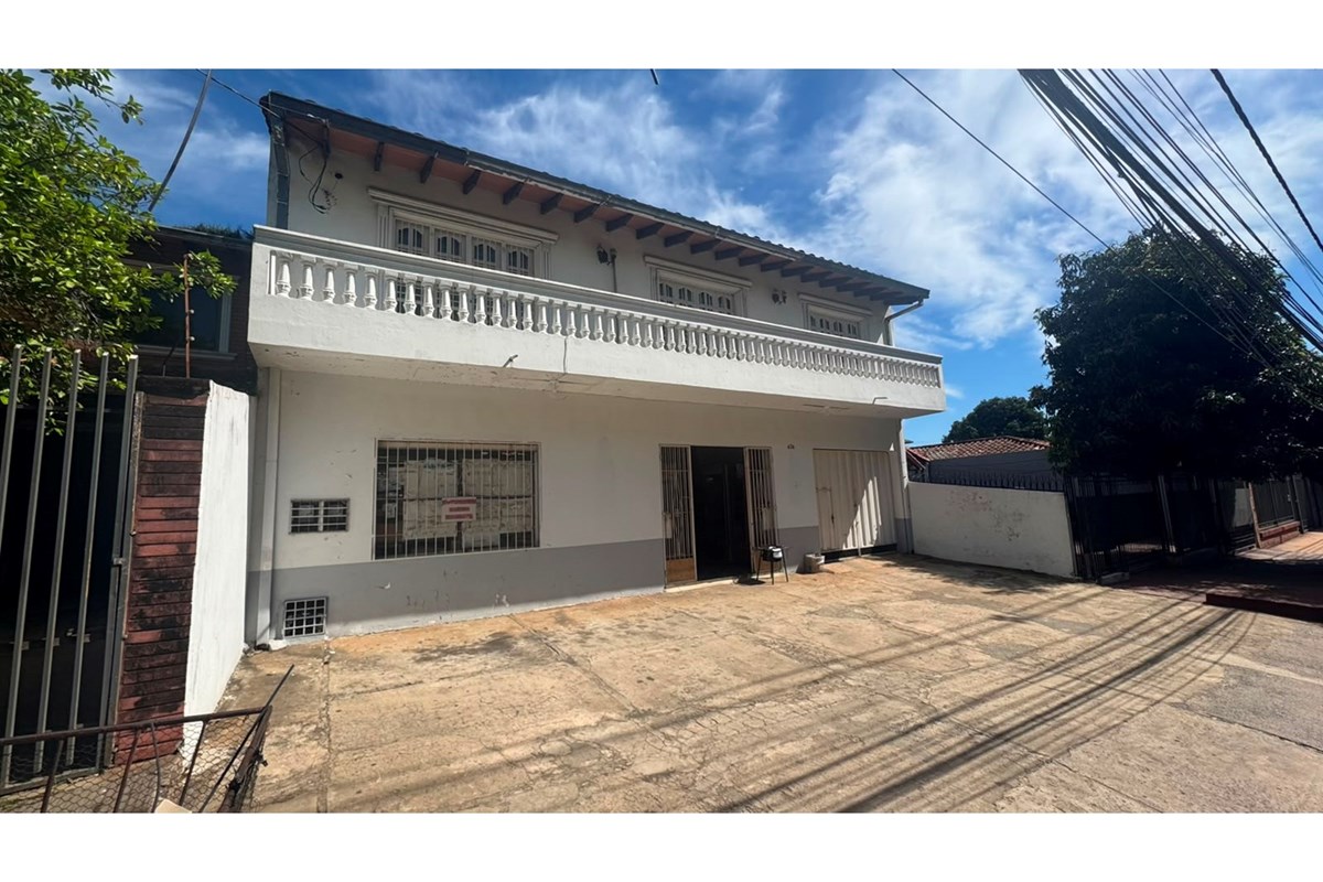 Casa en venta con salón comercial en Fernando de la Mora