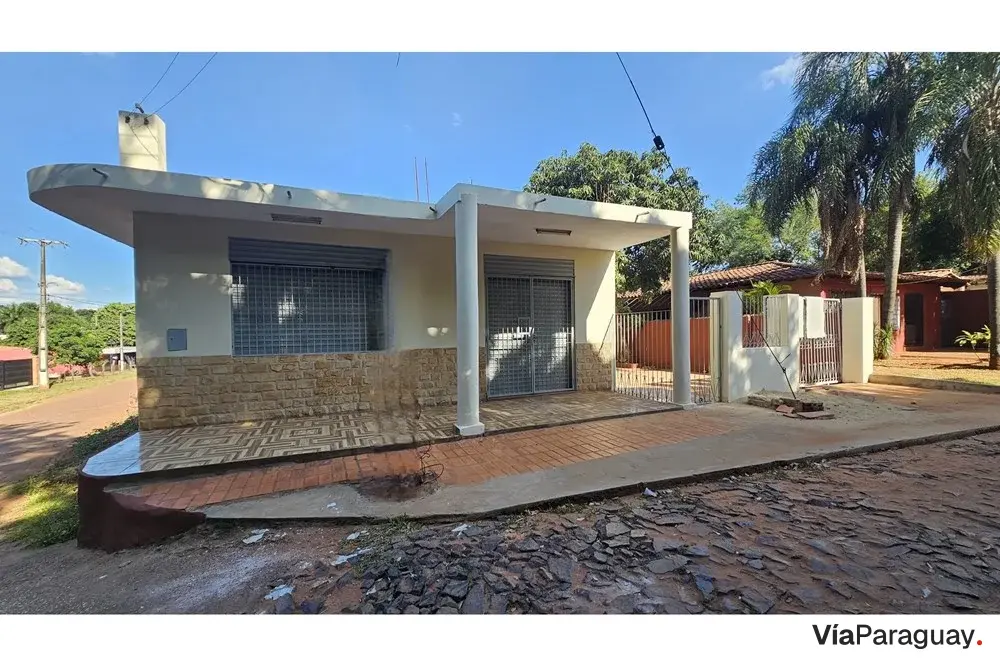 Casa à venda com salão comercial em Itauguá