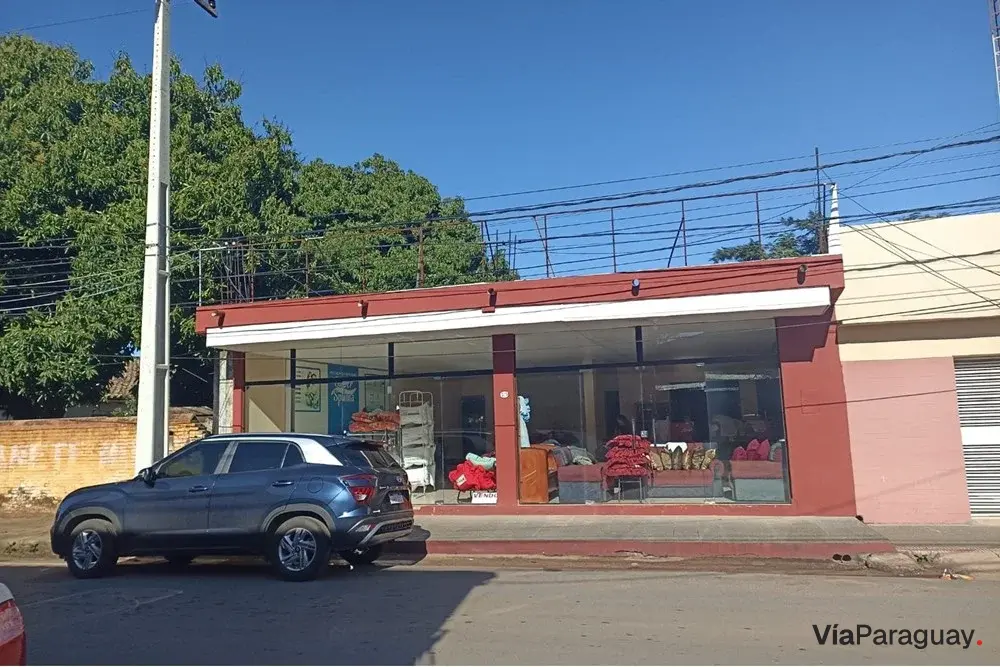 Casa en venta con salón comercial en Paraguarí