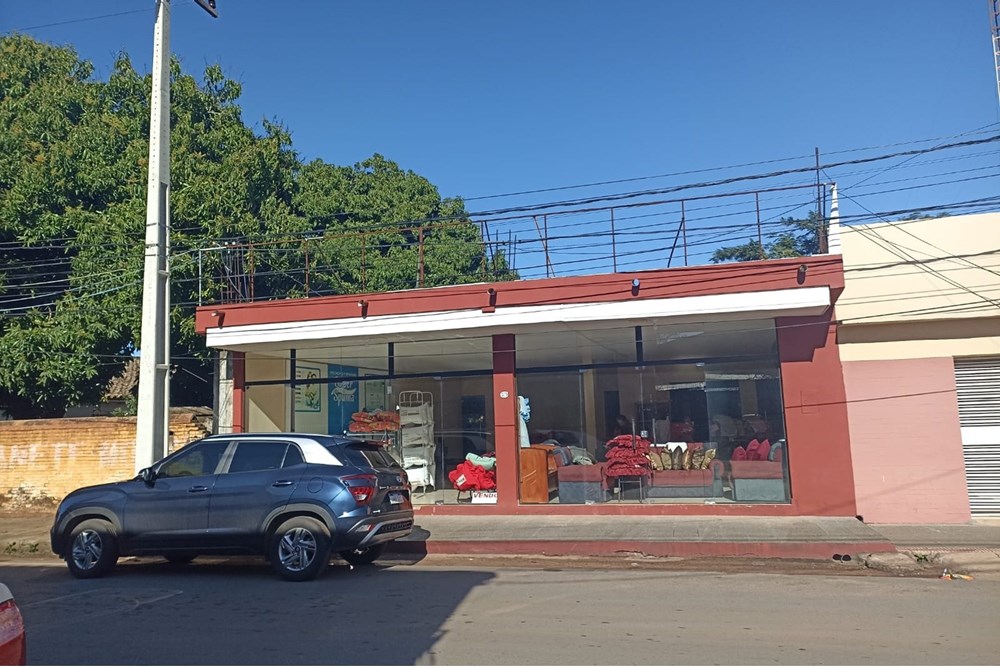 House for sale with commercial space in Paraguarí