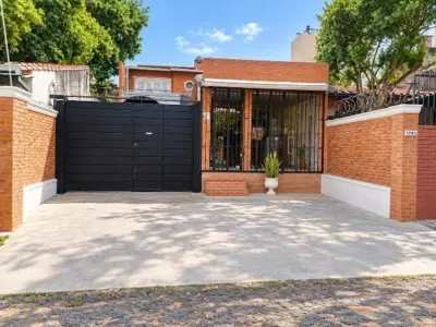Casa en venta con salón comercial en Pettirossi, Asunción