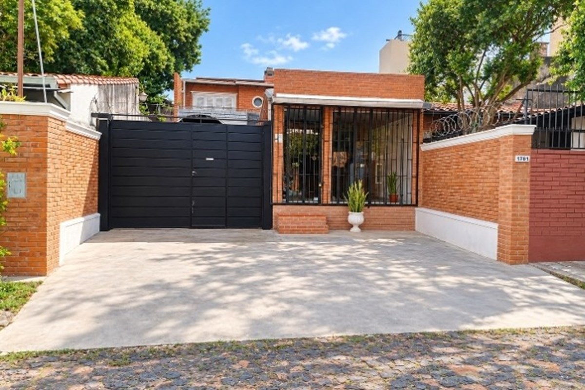 Casa en venta con salón comercial en Pettirossi, Asunción