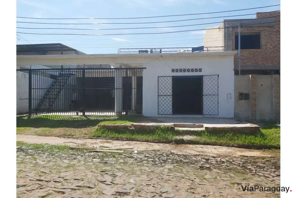 Casa en venta con salón comercial en Ypané
