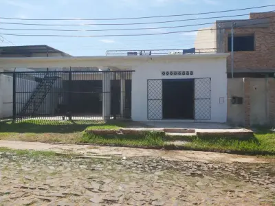 Casa en venta con salón comercial en Ypané