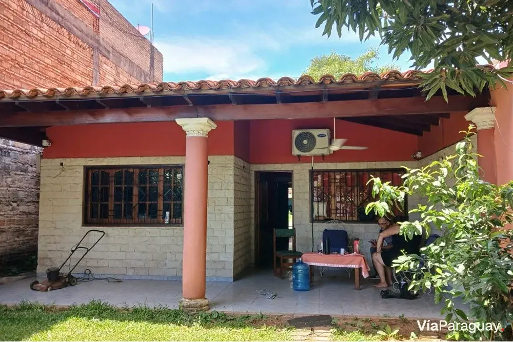 House for sale with large lot in Loma Pyta, Asunción