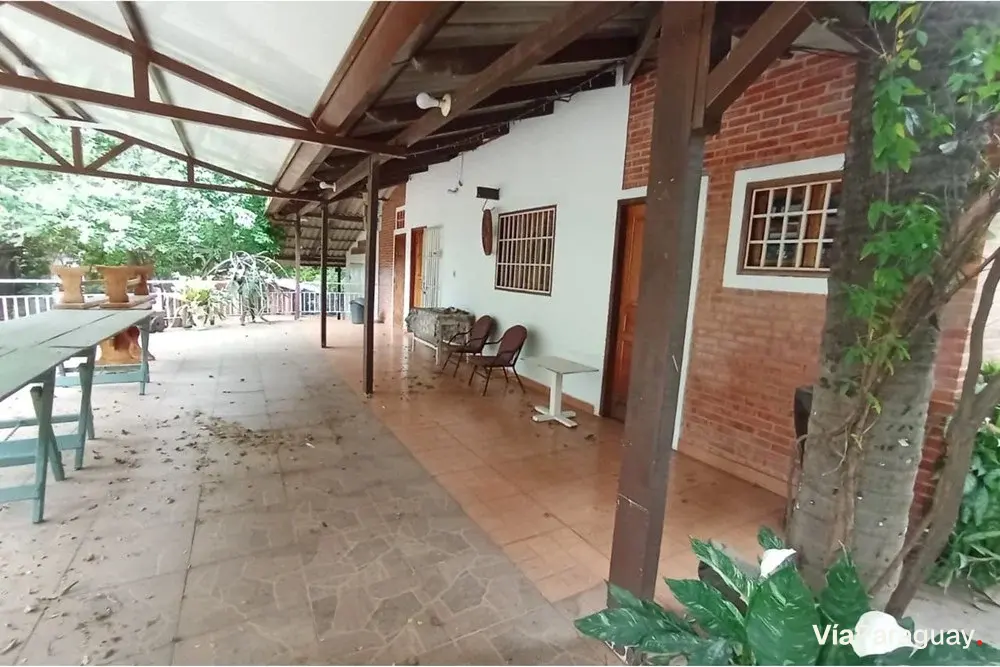 Casa en venta con terreno de 2.109 m² en Zeballos Cué