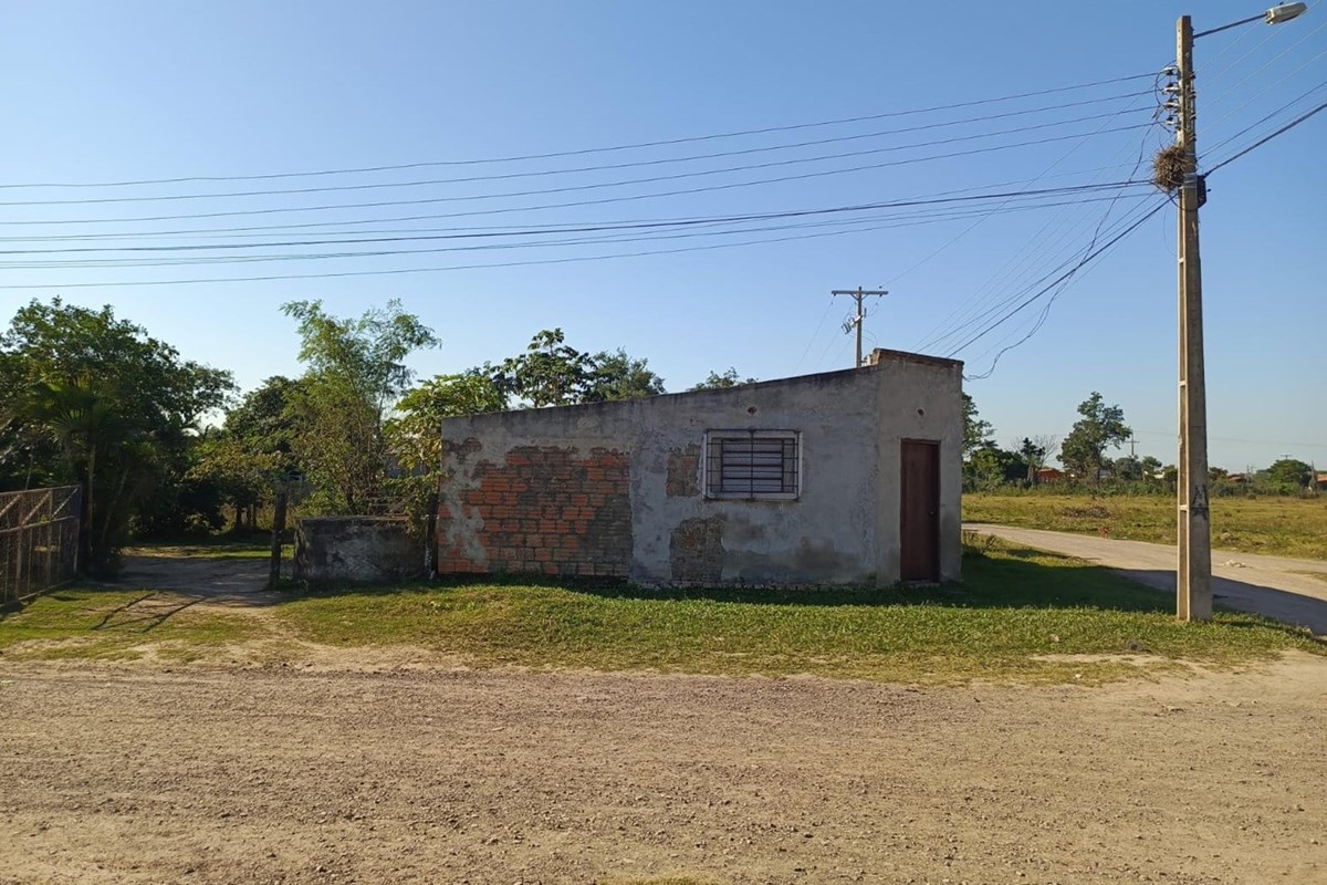 Casa en venta con terreno en esquina en Villa Hayes