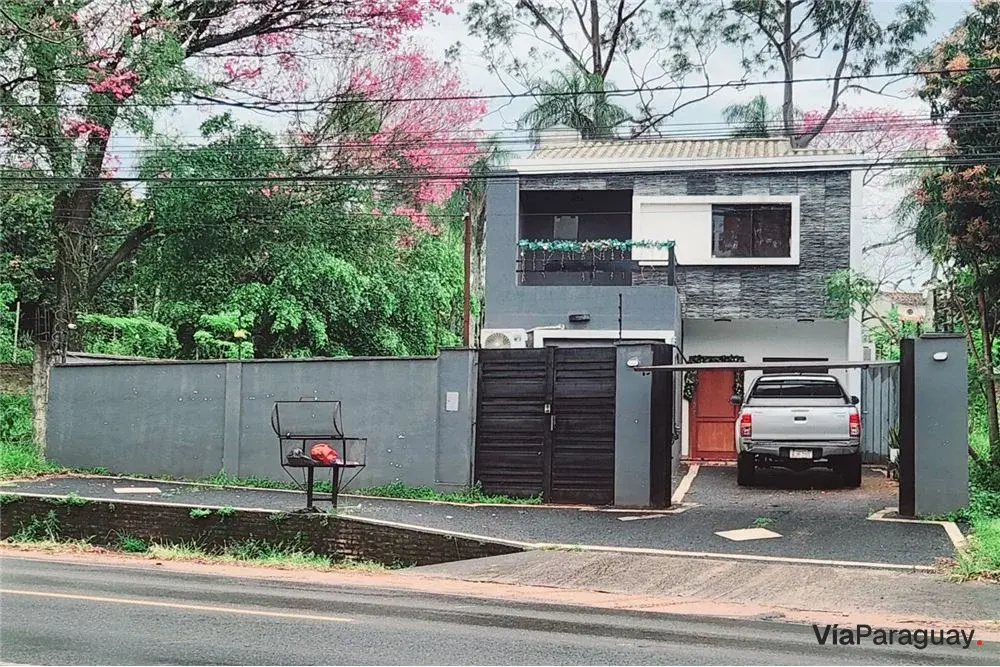 Casa à venda de 2 andares com piscina em Luque