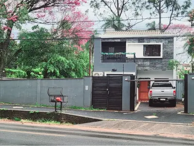 Casa à venda de 2 andares com piscina em Luque