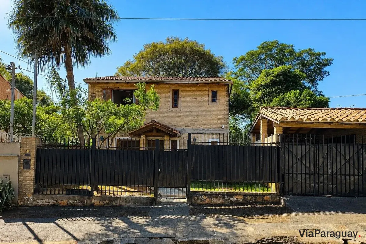 Two-story house for sale in Ñemby, Coca Cola area