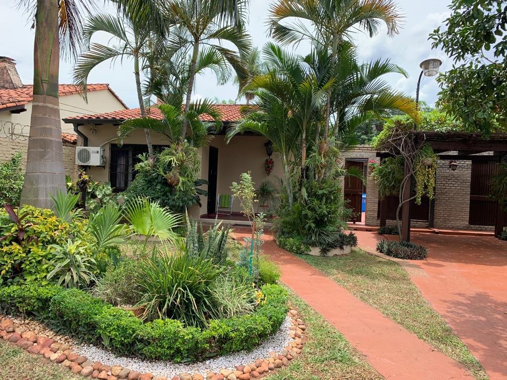 House for sale with 5 bedrooms in Santa Luisa, Lambaré