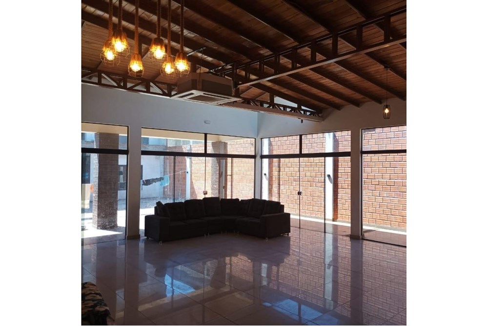 Casa à venda com 8 dormitórios em Coronel Bogado