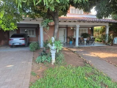 Casa en venta de calle a calle en Barrio San Jorge, Asunción