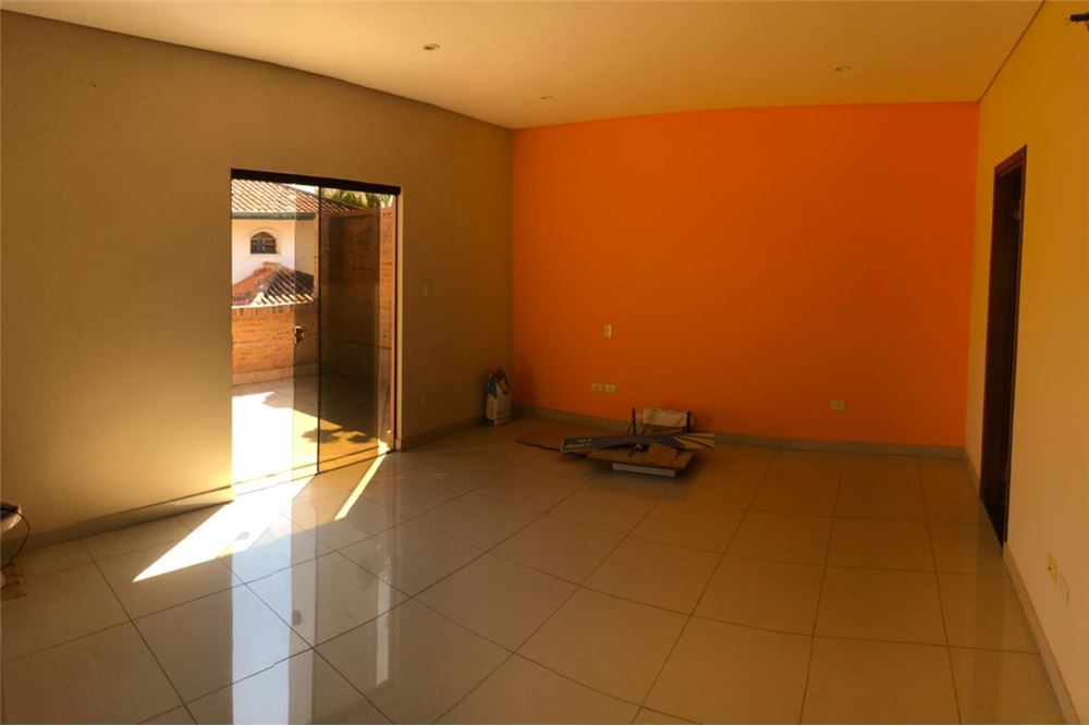 Casa à venda de dois andares no Barrio Herrera, Assunção