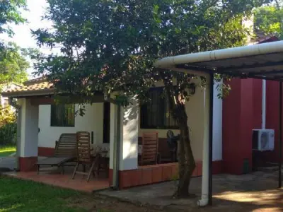 Casa en venta en Areguá, barrio Kokué Guasu – 1.260 m²
