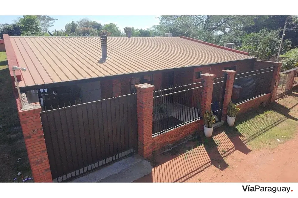 Casa à venda em Areguá com piscina e jardim