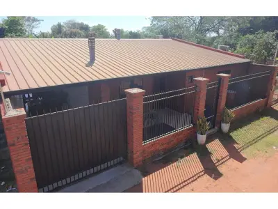 Casa à venda em Areguá com piscina e jardim