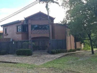 Casa à venda em Assunção com churrasqueira e garagem para 5 veículos